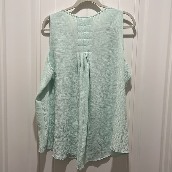 NWT B Collection by Bobeau Mint Green sleeveless v neck textured - Picture 2 of 6